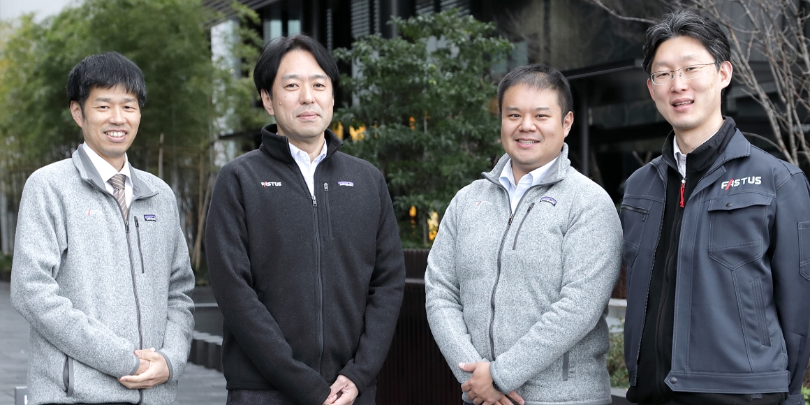 並ぶ4名の社員