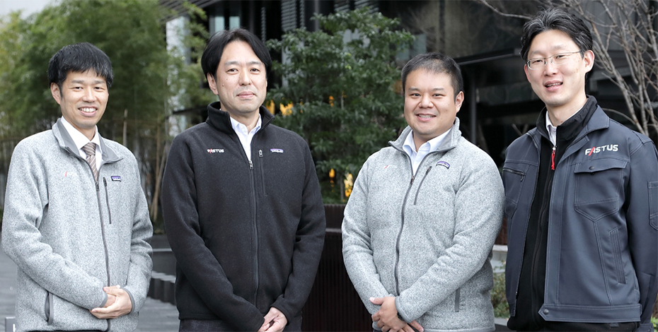 並ぶ4名の社員