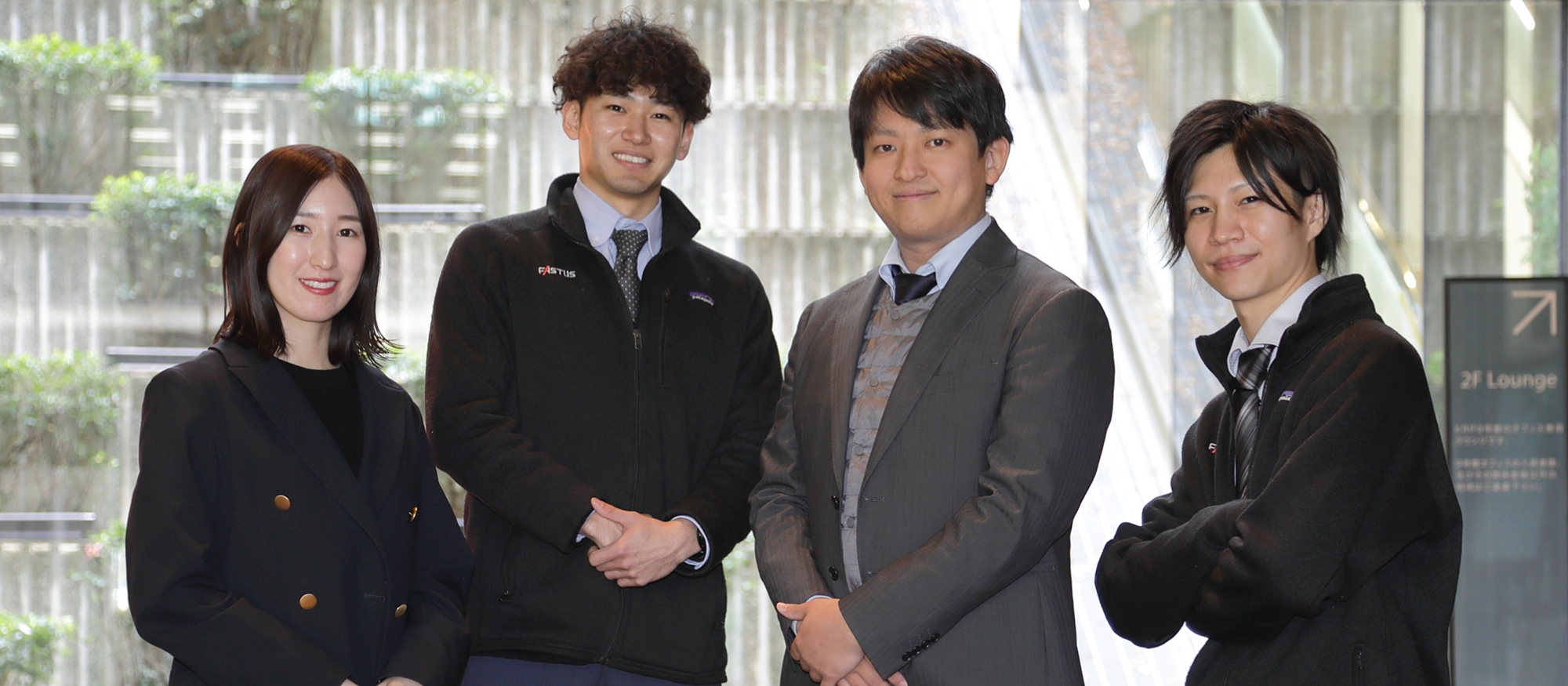 若手社員が4人並ぶ