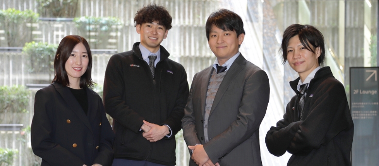 若手社員が4人並ぶ
