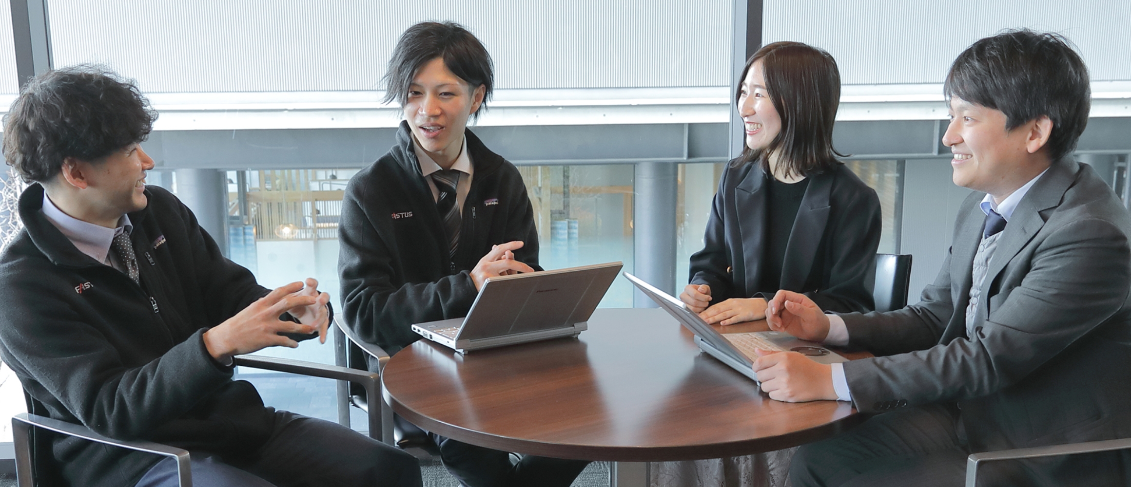 4人の若手社員の会話する