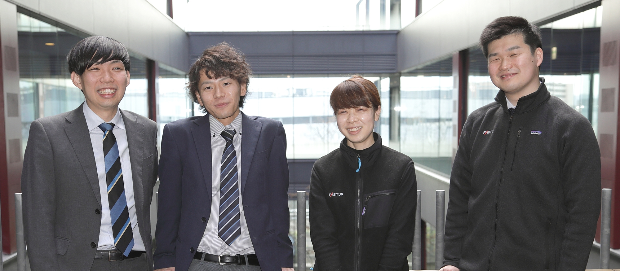 4人の社員が並ぶ