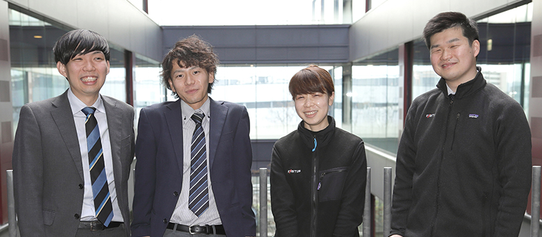 4人の社員が並ぶ