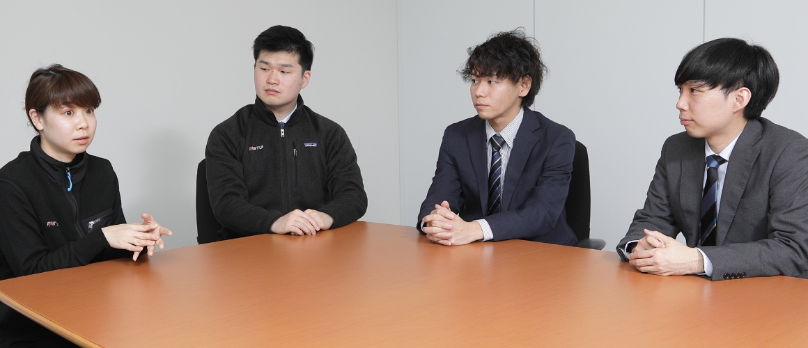 テーブルに座る4人