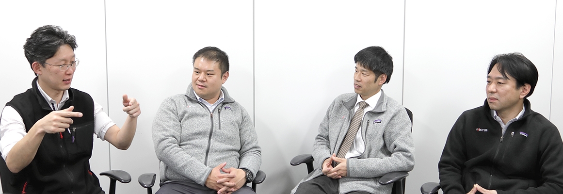 椅子に座り会話する4人