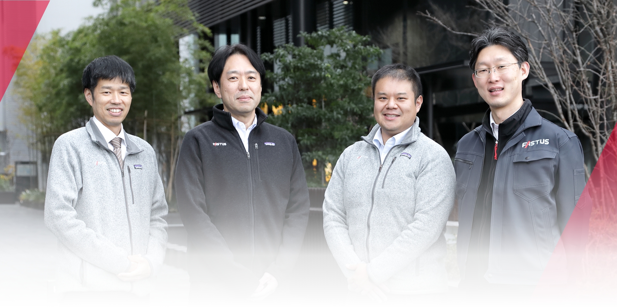 並ぶ4人の社員