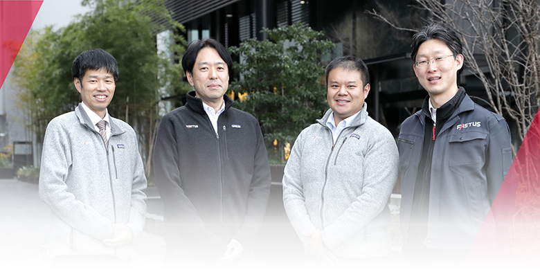 並ぶ4人の社員