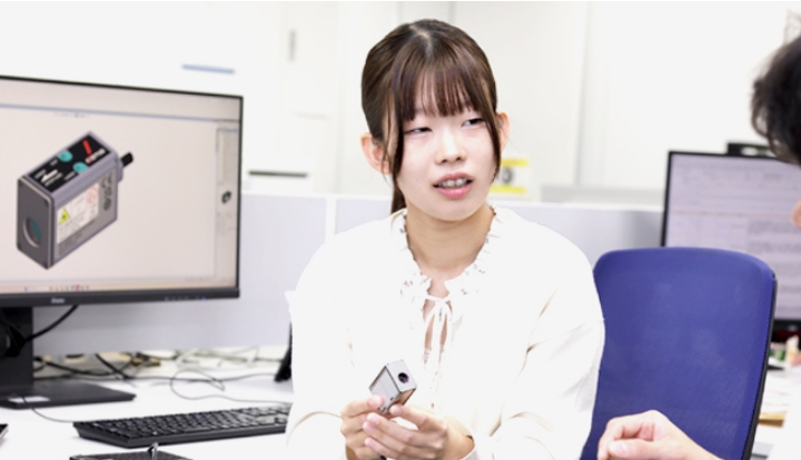 業務中の女性社員