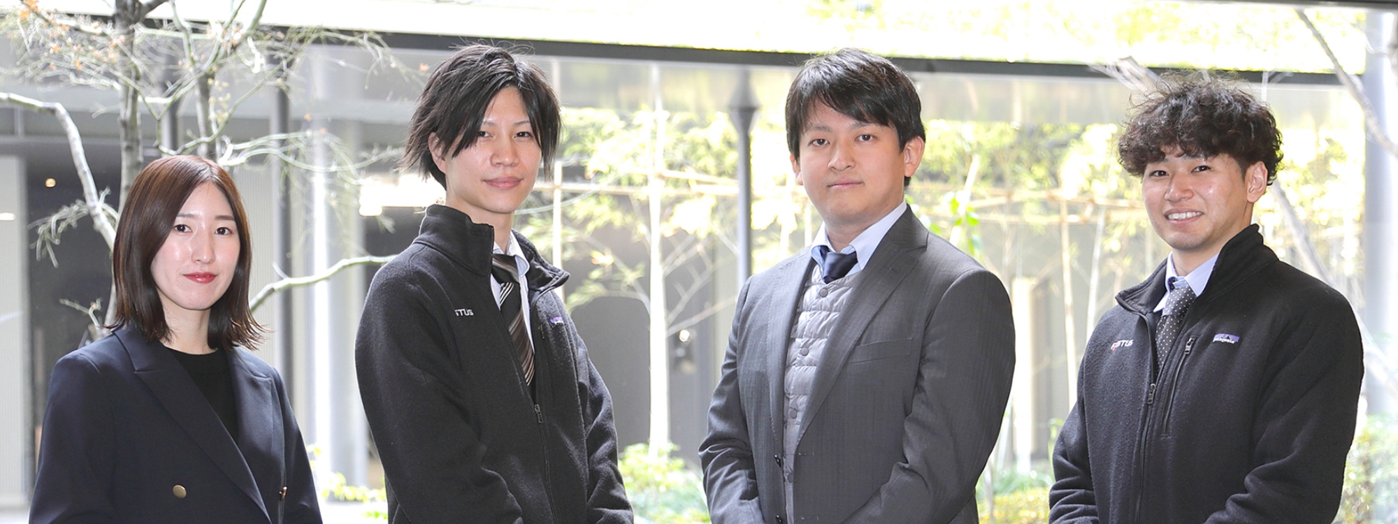 並ぶ4人の若手写真