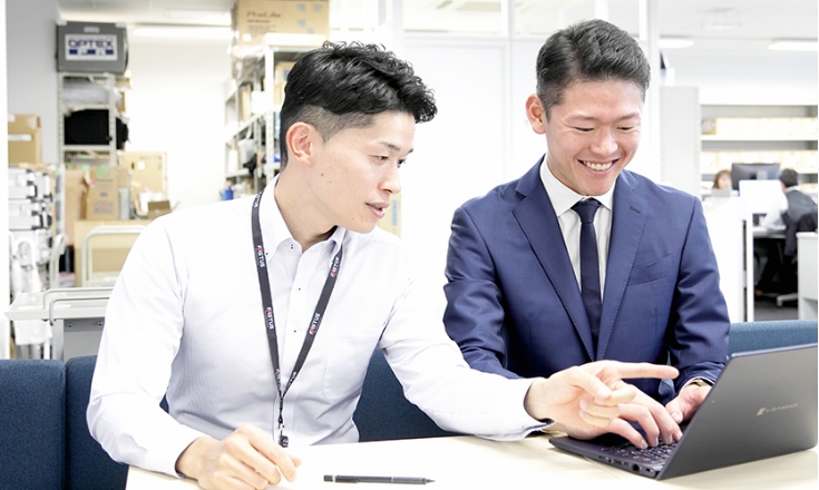 先輩社員と後輩社員